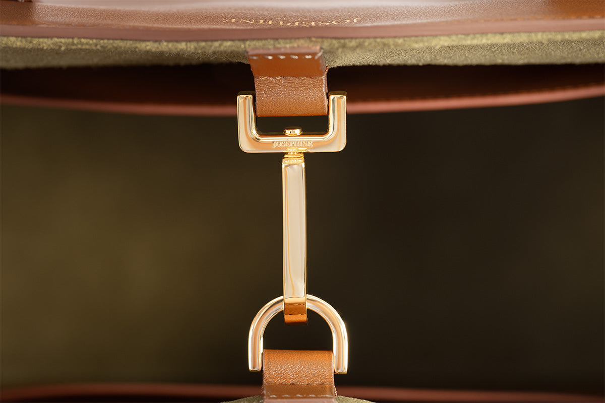 Les pièces métalliques précieuses, aux finitions dorées donnent un éclat durable au sac horizon sienne de Joséphine Paris