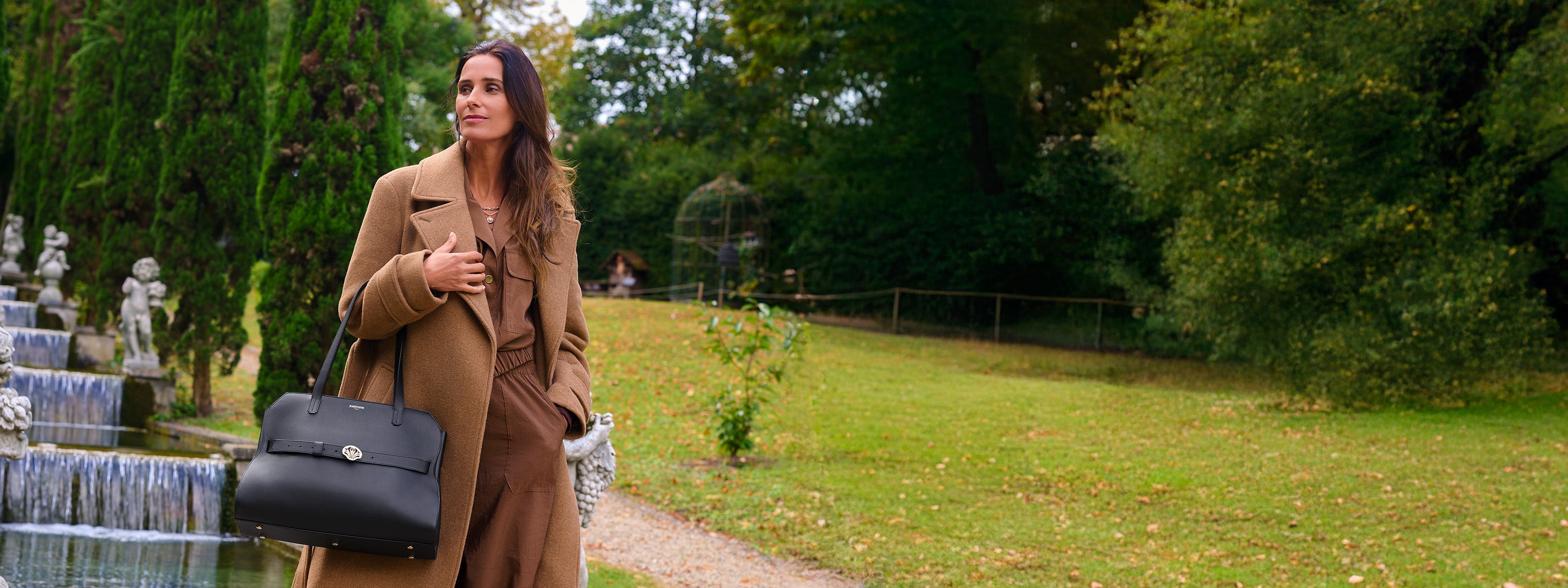 Le sac Eclat ébène suit la femme inspirante, et allie élégance et fonctionnalité