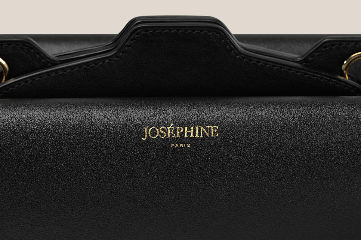 Le sac éclat ébène, chic et pratique, suit aussi la femme Joséphine Paris dans ses soirées parisiennes