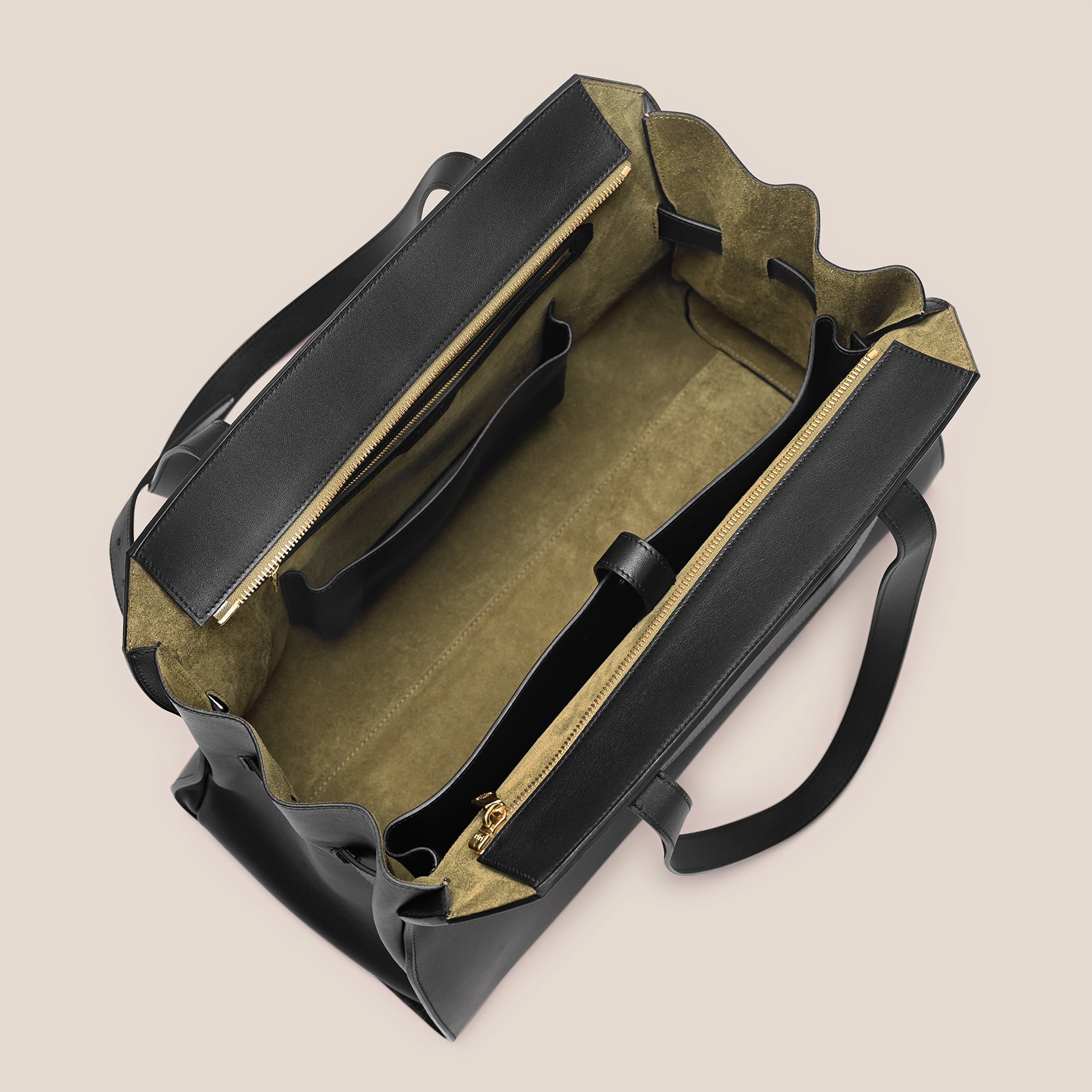 L'intérieur du sac Eclat dévoile une multitude de rangements pratiques pour une accueillir les précieux de nos clientes