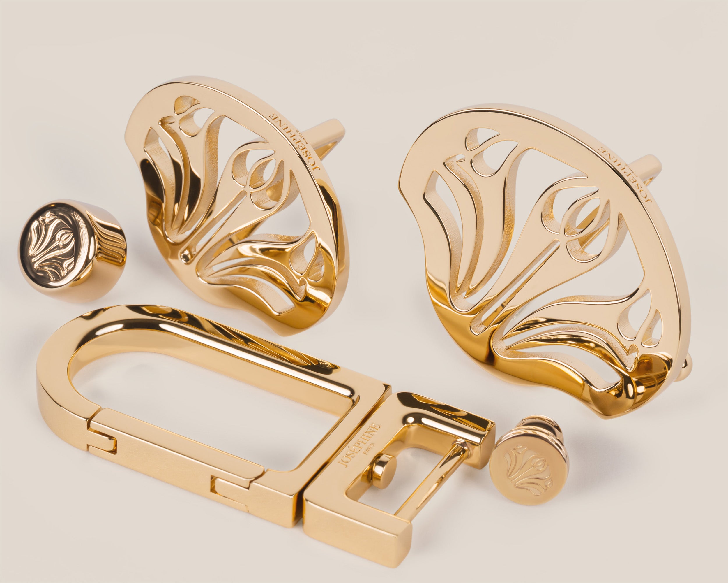 Les pièces métalliques précieuses, aux finitions dorées donnent un éclat durable au sac Eclat de Joséphine Paris