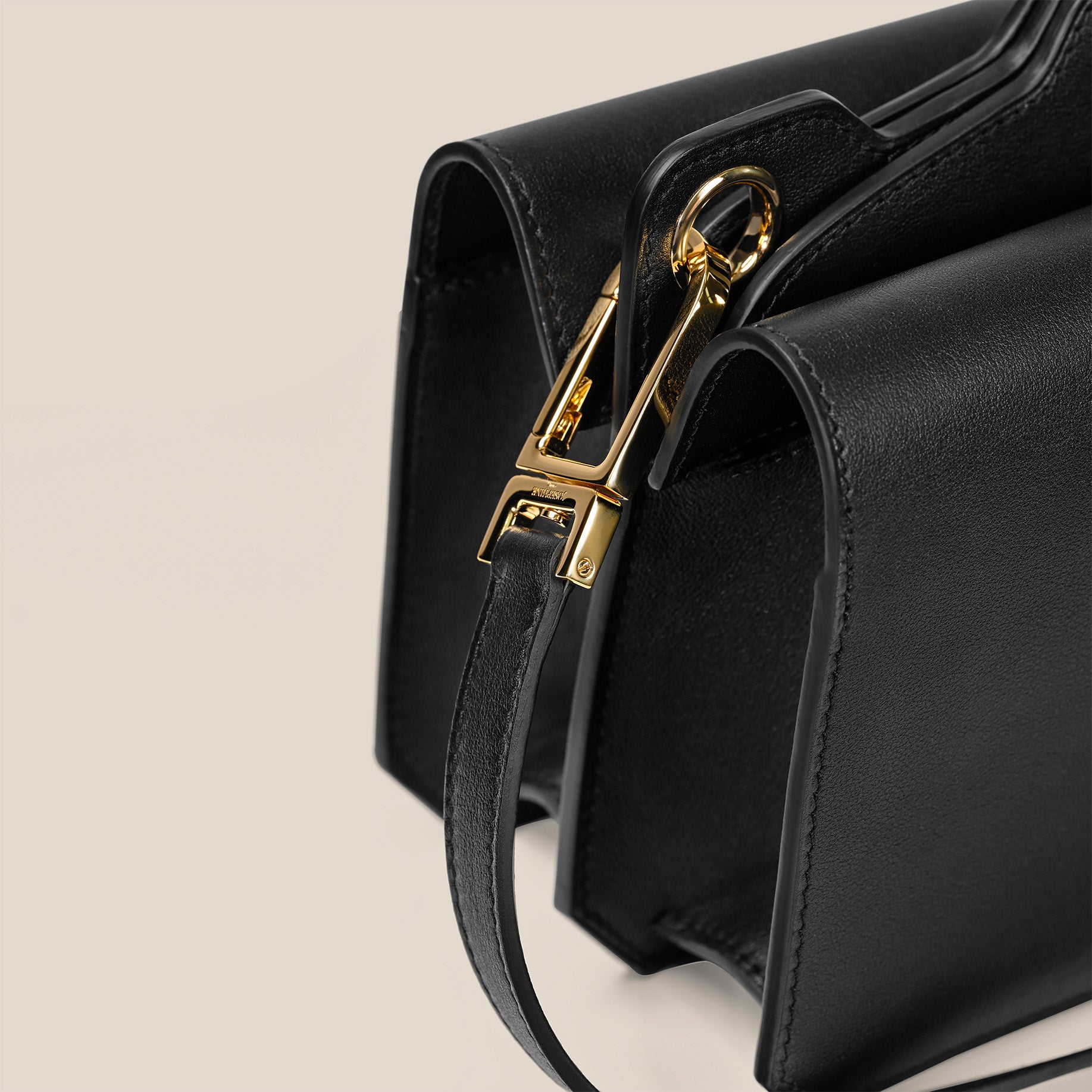 Le sac Aura ebene est conçu pour être durable adaptable, et élégant en toute occasion