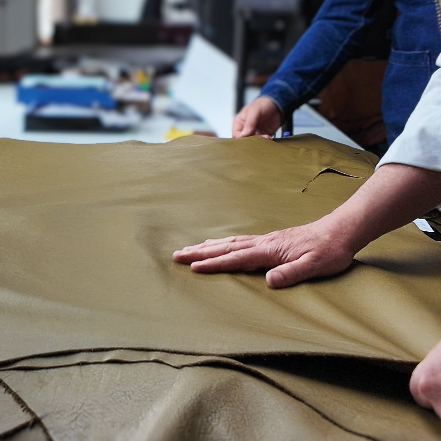 Le cuir, un matériau naturel et riche, sourcé dans des tanneries responsables, est la matière constitutive et vibrante de nos sacs d'exception