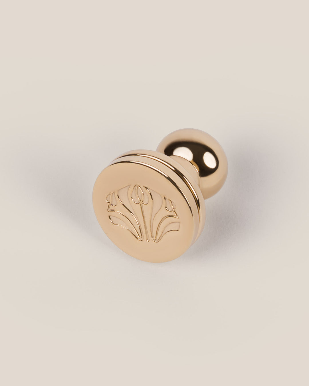 les boutons à la finition or sont durables et permettent d'adapter la longueur du sac à l'usage